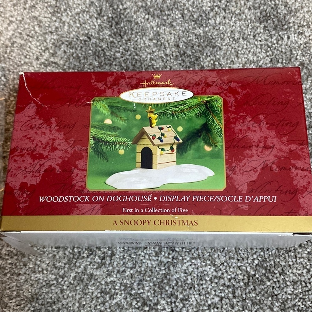 Hallmark Keepsake Woodstock on Doghouse Display Pc 1st in Collection 2000 Snoopy